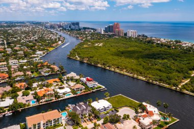 Miami kentsel alanının hava aracı görüntüsü, mavi gökyüzü, bulutlar ve ufuk çizgisi, şehir arka planı