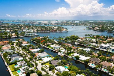 Fort Lauderdale 'deki Riviera Adaları' nın hava aracı manzarası, yeni nehir manzarası, yatlar, modern binalar, tropikal bitki örtüsü.