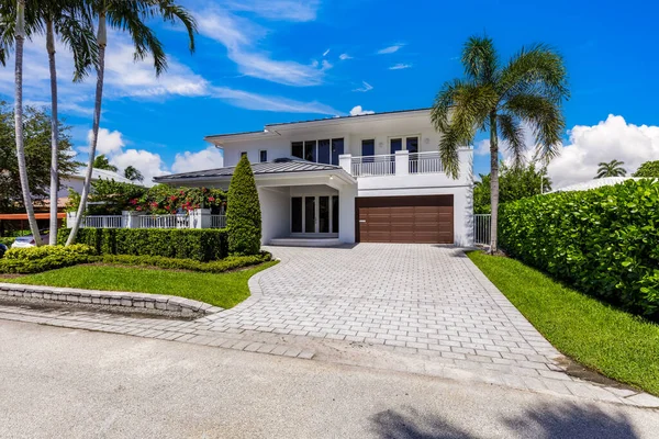 Facade Elegant Modern House Riviera Isles Neighborhood Miami Privet Wall — Stock Photo, Image