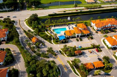 Miami 'deki çam ağaçlarının, modern lüks semtin sömürge ve yerleşim yerlerinin havadan görünüşü, evlerin arkasında kanallar ve büyük tropikal bitkiler var.