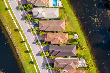 Miami 'deki çam ağaçlarının, modern lüks semtin sömürge ve yerleşim yerlerinin havadan görünüşü, evlerin arkasında kanallar ve büyük tropikal bitkiler var.