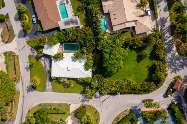 Fort Lauderdale 'deki Harbor Beach' in insansız hava aracı görüntüsü, lüks ve pahalı lüks tarzlarda lüks evler, tropikal bitki örtüsü, mavi gökyüzü.