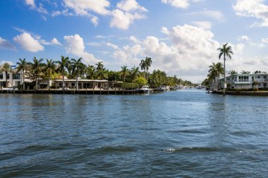 Fort Lauderdale 'deki gündoğumu kilit mahallelerine baktığınızda Rio Barselona kanalını, modern ve lüks evleri, mavi gökyüzü teknelerini ve tropikal iklimi görebilirsiniz.