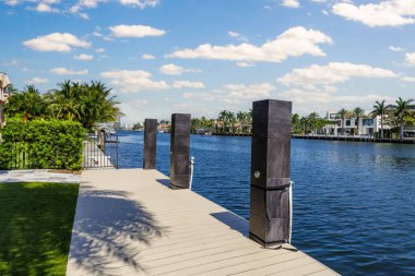 Fort Lauderdale 'deki gündoğumu kilit mahallelerine baktığınızda Rio Barselona kanalını, modern ve lüks evleri, mavi gökyüzü teknelerini ve tropikal iklimi görebilirsiniz.