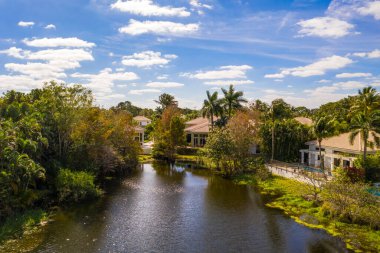 Miami, Boca Raton 'daki insansız hava aracının büyük çoğunluğu tropikal bitki örtüsü, palmiyeler, ağaçlar, evler ve lüks konaklar üzerinde çekilmiştir.