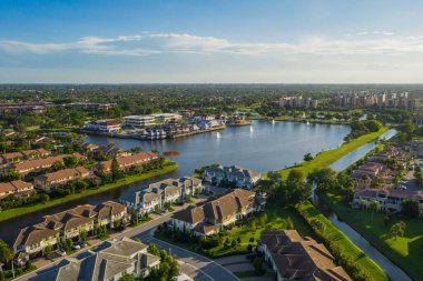 Boca Pointe 'nin Boca Raton, Miami' deki banliyölerinin insansız hava aracı görüntüsü, kanal ve lagün, tropikal bitki örtüsü, mavi gökyüzü