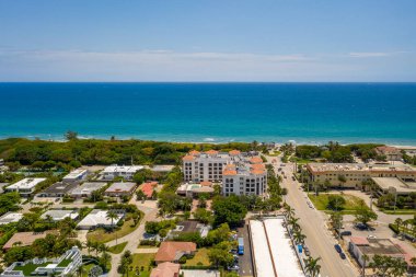 Boca Raton, Miami 'deki Pearl City banliyösünün havadan görünüşü ve konutlar, Vista la mar, binalar oteller, evler, plaj, turkuaz deniz ve mavi gökyüzü.