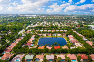 Miami, Boca Raton 'daki insansız hava aracının büyük çoğunluğu tropikal bitki örtüsü, palmiyeler, ağaçlar, evler ve lüks konaklar üzerinde çekilmiştir.