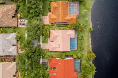 Miami, Boca Raton 'daki insansız hava aracının büyük çoğunluğu tropikal bitki örtüsü, palmiyeler, ağaçlar, evler ve lüks konaklar üzerinde çekilmiştir.