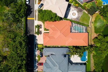 Miami, Boca Raton 'daki insansız hava aracının büyük çoğunluğu tropikal bitki örtüsü, palmiyeler, ağaçlar, evler ve lüks konaklar üzerinde çekilmiştir.