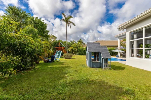 Hinterhof Eines Eleganten Hauses Mit Schwimmbad Kurzem Gras Gartenmöbeln Sonnenschirm — Stockfoto