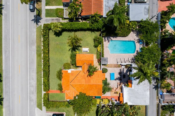 Miami 'deki Hollywood Sahili' nin hava aracı görüntüsü, tropikal santraller, yaz havası Stranahan Nehri manzarası, ticari alan, oteller ve binalar.