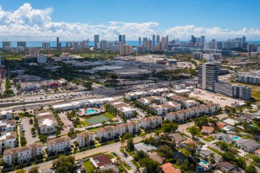 Miami 'de, kanallarda, banliyölerde modern evler ve bol miktarda tropikal bitki örtüsü olan komşuların insansız hava aracı görüntüsü.