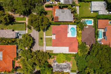 Coral Gables, Miami 'deki Granada' nın hava aracı görüntüleri. Ağaçlar ve tropik bitkiler bol, kentsel ufuk çizgisi.