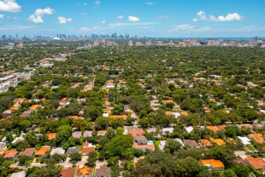 Coral Gables, Miami 'deki Granada' nın hava aracı görüntüleri. Ağaçlar ve tropik bitkiler bol, kentsel ufuk çizgisi.