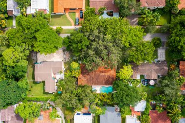 Coral Gables, Miami 'deki Granada' nın hava aracı görüntüleri. Ağaçlar ve tropik bitkiler bol, kentsel ufuk çizgisi.,