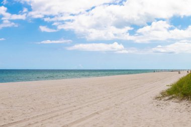 Miami Sahili Surfside Sahili manzarası, kum, durgunluk ve dinginlik, turkuaz deniz mavisi gökyüzü,