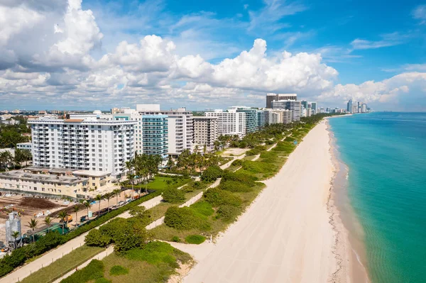 Flygdrönare Utsikt Över Miami Beach Surfside Stranden Bostadsbyggnader Sand Byggnader — Stockfoto