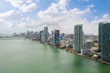 Miami 'deki Biscayne Körfezi' nin hava aracı görüntüleri. Kuleleri ve modern binaları var. Mavi gökyüzü.,