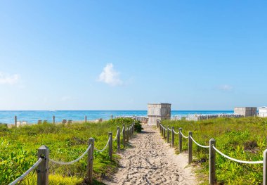 Halatlarla, çalılarla, otlarla, plajlarla, turkuaz denizlerle, mavi gökyüzüyle deniz kıyısına güzel bir giriş.