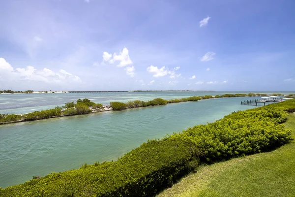 从位于迈阿密Duck Key 运河和大海 Toms Harbor Bridge 深绿色 短草和热带植被的平台观看 背景为蓝天 — 图库照片