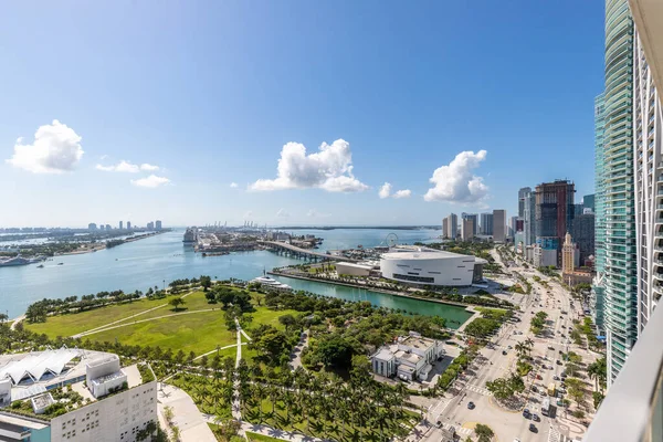 Légifotók Miami Belvárosának Kereskedelmi Területéről Parkok Hidak Autók Barna Épületek — Stock Fotó