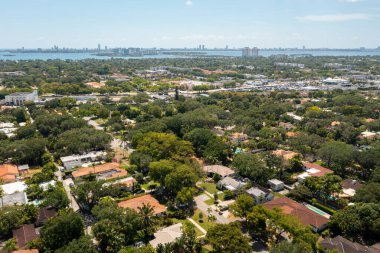 Miami Shore Village, Miami Dade County 'deki banliyölerin insansız hava aracı görüntüleri. Büyük tropikal bitki örtüsü, zarif ve stili olan modern evler, yaz havası, mavi gökyüzü.