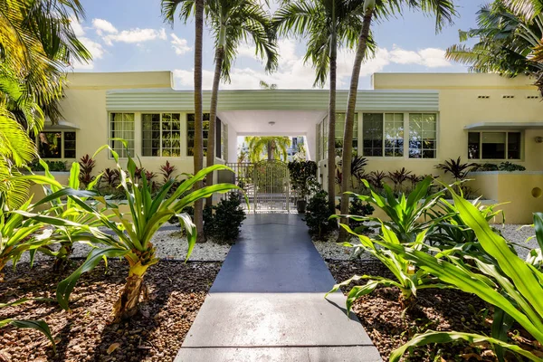Fachada Edificio South Beach Miami Beach Mucha Vegetación Tropical Que — Foto de Stock