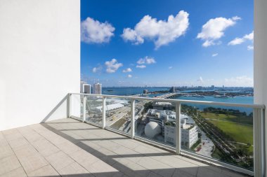 Miami şehir merkezindeki ticari alanın balkon görüntüsü, parklar, köprüler, arabalar, modern binalar, müzeler, kuleler, rıhtımlar, köprüler ve mavi gökyüzü