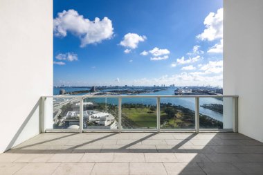 Miami şehir merkezindeki ticari alanın balkon görüntüsü, parklar, köprüler, arabalar, modern binalar, müzeler, kuleler, rıhtımlar, köprüler ve mavi gökyüzü
