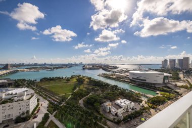 Miami şehir merkezindeki ticari alanın hava görüntüleri, parklar, köprüler, arabalar, modern binalar, müzeler, kuleler, rıhtımlar, köprüler ve mavi gökyüzü