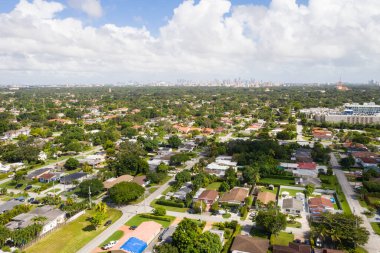 Batı Flagler mahallesinde, Little Havana 'da, modern evlerin, kısa otların, banliyölerin, ağaçların, palmiye ağaçlarının, sokakların ve park halindeki arabaların hava aracı görüntüleri.