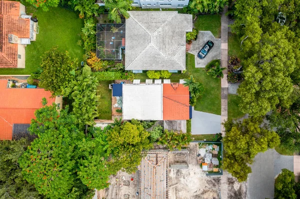 コーラル ギャブルズ市の郊外の空中ドローンは 周りの大きな熱帯緑 優雅さとスタイル 夏の天気 青い空を持つ現代の家を撮影 — ストック写真