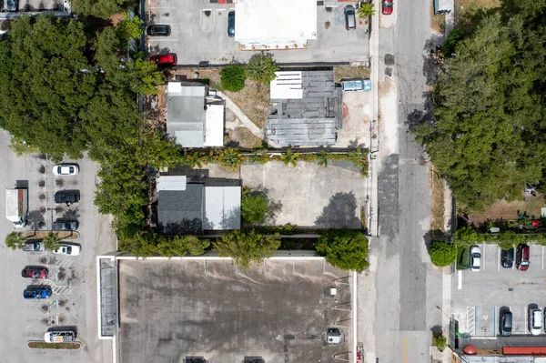 マイアミ フロリダ州 アメリカの通りの郊外地域の空中ドローンショットお店 周りの熱帯植物 — ストック写真
