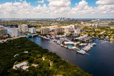 Coral Ridge mahallesinin, Fort Lauderdale, Miami, ABD 'deki ticari alanının, kanalların ve teknelerin, lüks evlerin ve malikanelerin, bol tropikal bitki örtüsünün, mavi gökyüzünün havadan çekilmiş görüntüsü.