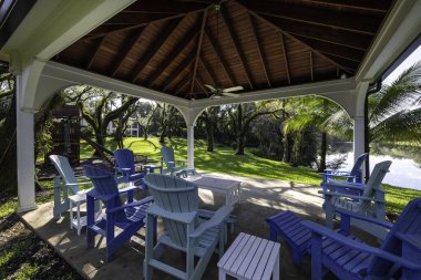 Coral Gables 'taki zarif koloni tarzı malikanenin bahçesi göz kamaştırıcı, bol bitki örtüsü, çocuk oyun alanı, heykeller, detaylara özen gösteren bir park, dış mobilyalar ve cazibe veren yapay bir lagün.