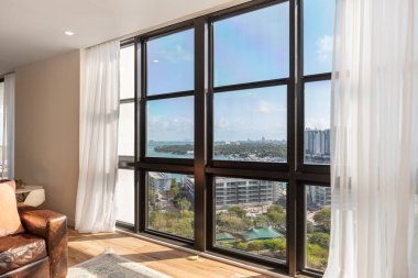 Şehir manzarasında modern mimari tasarım ve gelişimin sergilendiği çağdaş House binası. Daireler için iç çekimler.