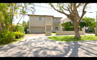 Modern mimari tasarım ve geliştirmenin sergilendiği hareketli şehir manzarasında çağdaş ev binası.