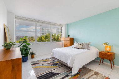  Beautiful photos in the interior of a Apartment located in Florida, USA. Luxurious, cozy bedroom in a high-end condo with natural light and elegant furniture.