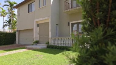 Florida, ABD 'de bulunan ve modern mimari tasarım ve geliştirmenin sergilendiği çağdaş şehir manzaralı ev binası..