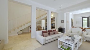 Florida, ABD 'de bulunan House / Apartmanı' nın içindeki güzel fotoğraf / görüntüler. Konforlu mobilyaları ve zarif mimarisi olan modern oturma odası..
