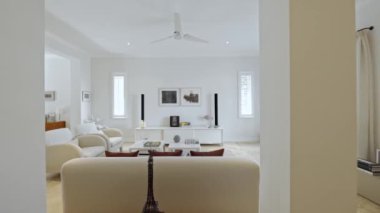 Florida, ABD 'de bulunan House / Apartmanı' nın içindeki güzel fotoğraf / görüntüler. Konforlu mobilyaları ve zarif mimarisi olan modern oturma odası..