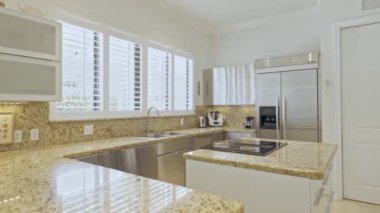 Florida 'da çağdaş. ABD. Modern mimari tasarım ve geliştirme sergileniyor. Mutfak ve tezgah için iç çekimler