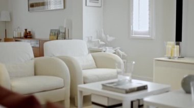 Florida, ABD 'de bulunan House / Apartmanı' nın içindeki güzel fotoğraf / görüntüler. Konforlu mobilyaları ve zarif mimarisi olan modern oturma odası..