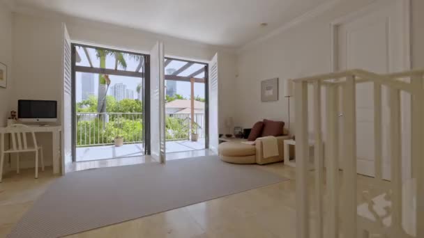 位于美国佛罗里达州的房子 公寓的内部美丽的照片 现代的客厅 有舒适的家具和典雅的建筑 — 图库视频影像