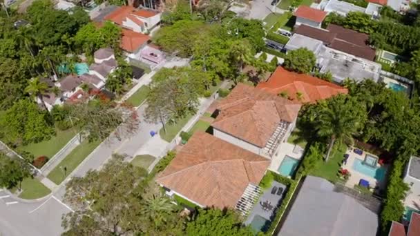 佛罗里达州 商业区 建筑物和豪宅的无人驾驶飞机图像 周围的热带植物 蓝天和海洋 — 图库视频影像