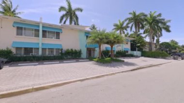 Florida, ABD 'de bulunan ve modern mimari tasarım ve geliştirmenin sergilendiği çağdaş şehir manzaralı ev binası..