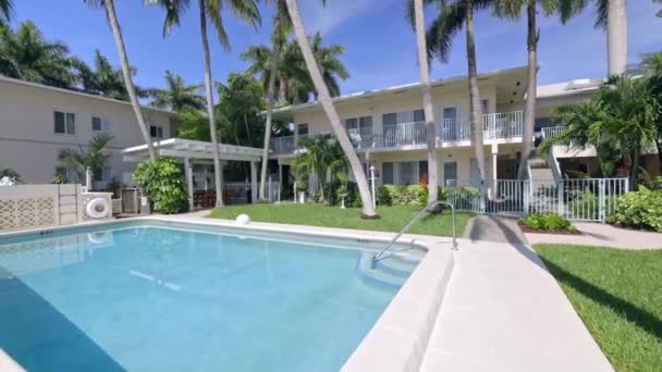 Florida Usa Modern Building Swimming Pool Trees Chairs Urban Landscape — стоковое видео