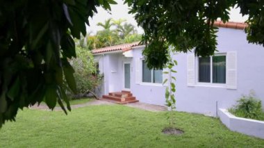 Florida, ABD 'de bulunan ve modern mimari tasarım ve geliştirmenin sergilendiği çağdaş şehir manzaralı ev binası..