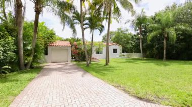 Florida, ABD 'de bulunan ve modern mimari tasarım ve geliştirmenin sergilendiği çağdaş şehir manzaralı ev binası..